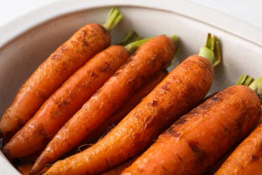 Kızarmış havuç, lezzetli kızarmış yiyecek kavramı.