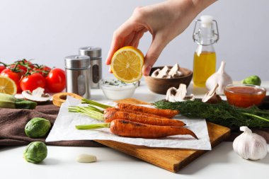 Kızarmış havuç, lezzetli kızarmış yiyecek kavramı.