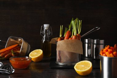 Kızarmış havuç, lezzetli kızarmış yiyecek kavramı.