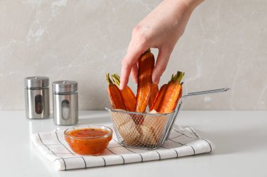 Kızarmış havuç, lezzetli kızarmış yiyecek kavramı.