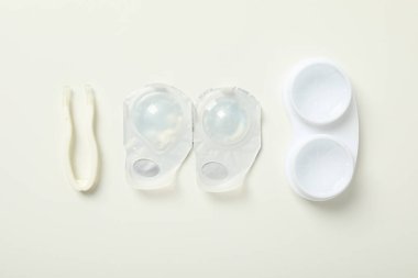 Gözler için kontakt lensler depolama konteynırı ile