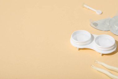 Gözler için kontakt lensler depolama konteynırı ile