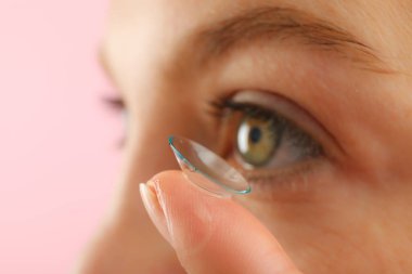 Göze yakın planda kontak lens kurulumu