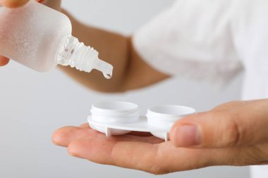 Kontakt lens sıvısı elinizdeki mercek kabıyla