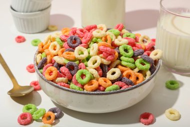 Renkli mısır gevreği, lezzetli kahvaltı konsepti, sabah yemeği.