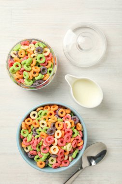 Renkli mısır gevreği, lezzetli kahvaltı konsepti, sabah yemeği.