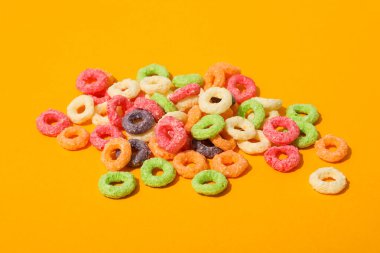 Renkli mısır gevreği, lezzetli kahvaltı konsepti, sabah yemeği.