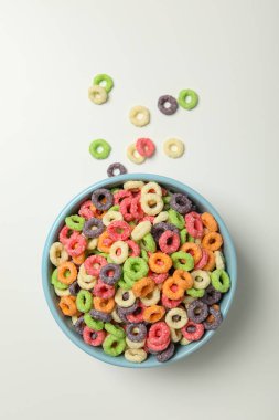 Renkli mısır gevreği, lezzetli kahvaltı konsepti, sabah yemeği.