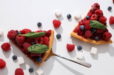 Böğürtlenli turta, beyaz arka planda şeker ve böğürtlen, üst manzara