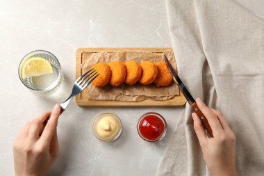 Ahşap bir tahtanın üzerinde soslu kızarmış mozzarella.