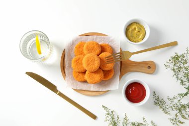 Beyaz arka planda soslu kızarmış mozzarella.