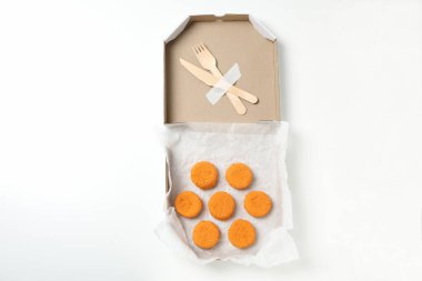 Beyaz arka planda karton bir kutuda kızarmış mozzarella.