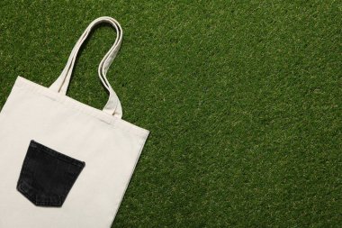 Yeşil arkaplanda el yapımı pamuk torbası, metin için boşluk