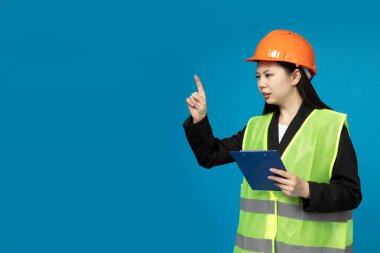 İnşaat müdürü şeklinde Asyalı bir kız..