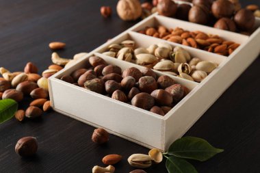 Koyu fındıklı ahşap kutu.