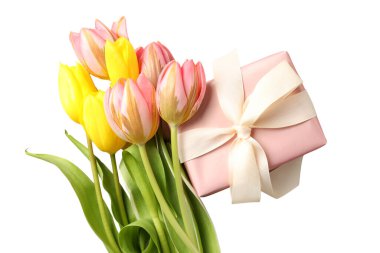 PNG, 8 Mart. Beyaz arka planda izole edilmiş, hediyeli çiçekler..