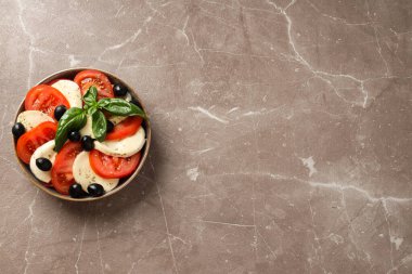 Salata Caprese, lezzetli ve lezzetli yemek kavramı.