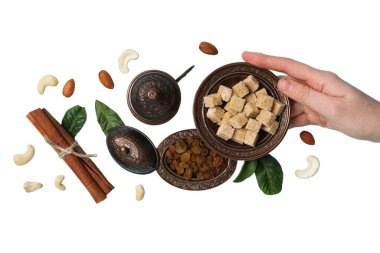 PNG, Ramazan. Beyaz arka planda izole edilmiş, fındık ve şekerli kuru üzüm kasesi..