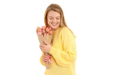 PNG, 8 Mart. Elinde çiçekleri tutan kız, beyaz arka planda soyutlanmış..