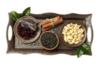 PNG, Ramazan. Geleneksel yemekli bakır tepsi - beyaz arka planda izole edilmiş kurutulmuş meyve.