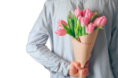 8 Mart, Uluslararası Kadınlar Günü, bir erkeğin arkasından kağıda sarılı pembe laleler, beyaz arka planda izole edilmiş, PNG