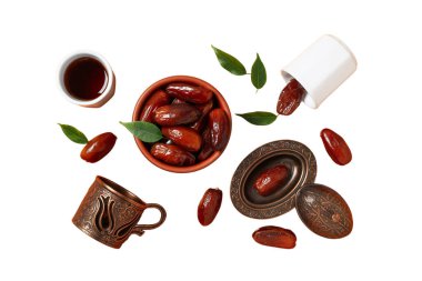 Bir kasede kurumuş hurma, bronz otantik tabaklar ve bir bardakta siyah çay, üst manzara, beyaz arka planda izole edilmiş, PNG