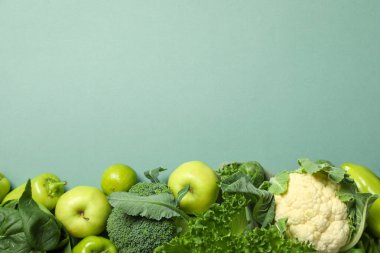 Yeşil zemin üzerinde olgun protein sebze ve meyve seti, metin için alan