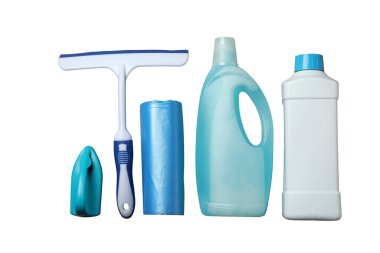 Bahar temizliği, deterjan şişeleri, çöp torbaları, fırça ve cam temizleyicisi beyaz arka plan, üst manzara, PNG