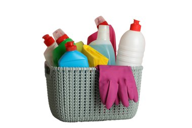 Bahar temizliği, temizlik malzemelerinin olduğu plastik sepet beyaz arka planda izole edilmiş, kapat, PNG