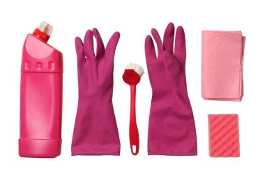 Bahar temizliği, deterjan şişesi ve temizlik aletleri beyaz arka planda izole edilmiş, üst görünüm, PNG