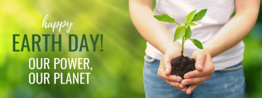 Dünya Günü, yeşil arka planda yeşil ellerde yeşil filiz, metin ile