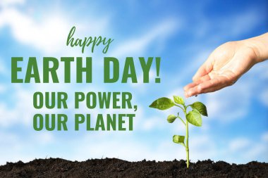 Dünya Günü, yeşil filizlenme ve temiz gökyüzü arka planında suyla el yazısıyla