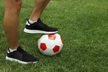 Yeşil çimlerin üzerinde ayaklı futbol topu