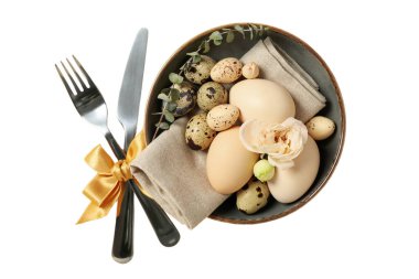 PNG, Paskalya, çiçek ve yumurtalı gri tabak, beyaz arka planda izole edilmiş.