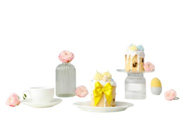 PNG, Paskalya, yumurta dolu bir tabakta Paskalya ekmeği, beyaz bir arka planda izole edilmiş.