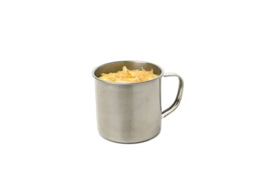 PNG, üzerinde rendelenmiş peynir olan peynirli çorba bardakları, beyaz arka planda izole edilmiş.