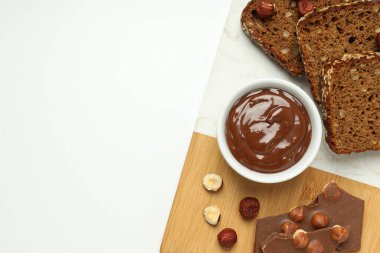 Sabah yemeği kavramı. Çikolatalı makarnalı lezzetli ekmek.