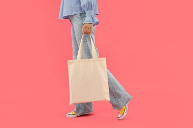 Elinde çantasıyla çekici bir genç kız.