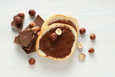 Çikolata ezmeli ekmek, lezzetli kahvaltı yemekleri.