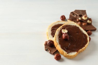 Çikolata ezmeli ekmek, lezzetli kahvaltı yemekleri.