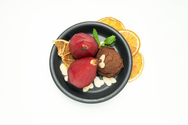 Dondurma ve armutlar tabakta şarap ve portakal dilimleri beyaz arka planda, üst manzara