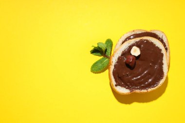 Çikolata ezmeli ekmek, lezzetli kahvaltı yemekleri.