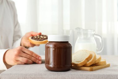 Çikolata ezmeli ekmek, lezzetli kahvaltı yemekleri.