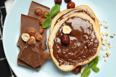 Çikolata ezmeli ekmek - lezzetli kahvaltı ya da sabah yemeği