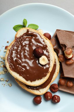 Çikolata ezmeli ekmek - lezzetli kahvaltı ya da sabah yemeği