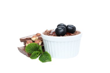 PNG, yaban mersinli çikolatalı mus, beyaz arka planda izole edilmiş..