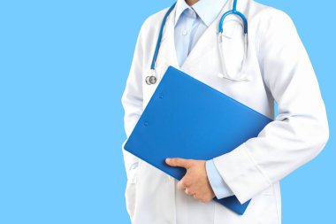 Uluslararası Hemşireler Günü, mavi klasörlü bir hemşire gururla üniformasını giyer.