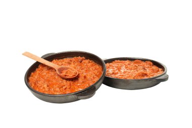 PNG, Bolonez soslu kızartma tavaları ve beyaz arka planda izole edilmiş ahşap kaşık.