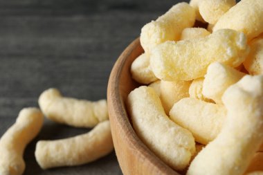 Mısır çubukları, lezzetli atıştırmalık konsepti.