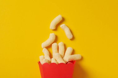 Mısır çubukları, lezzetli atıştırmalık konsepti.